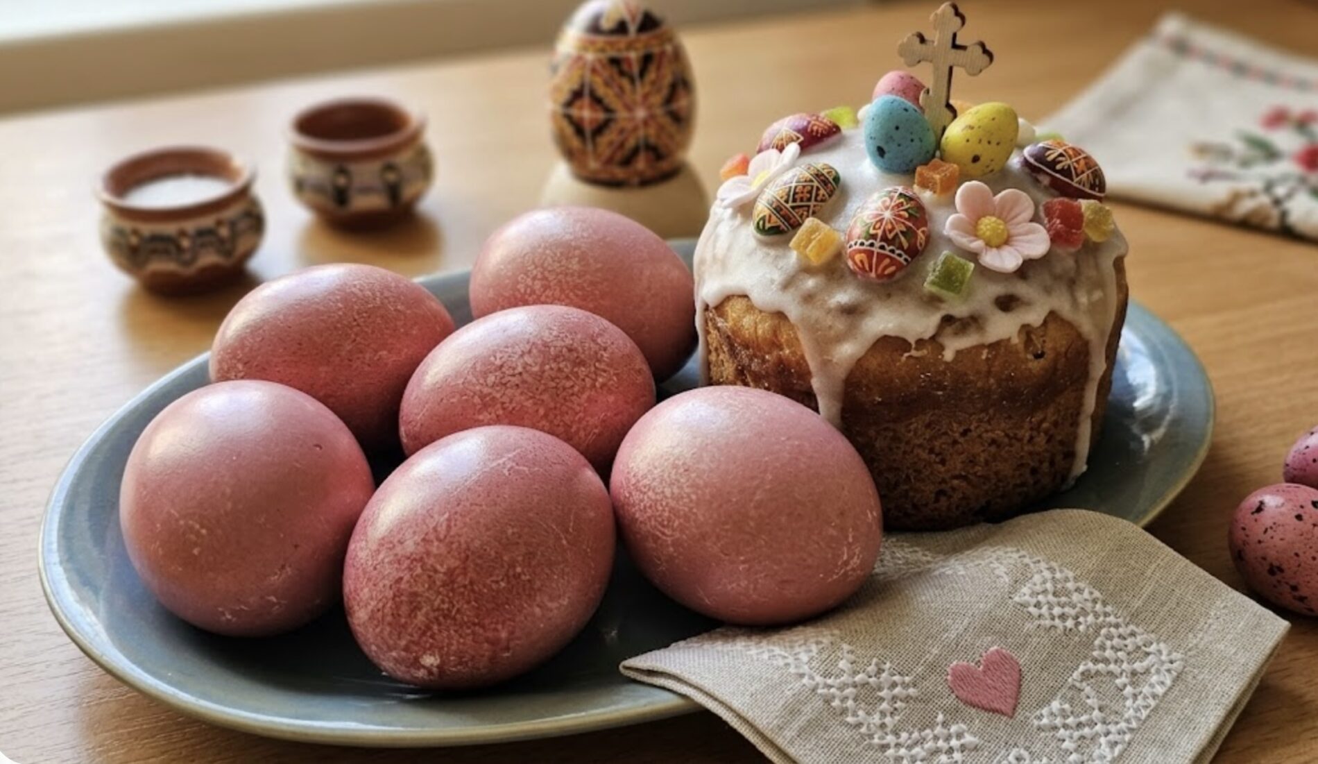 Господині розповіли, як пофарбувати крашанки у рожевий колір без витрат. Фото: Добрі новини