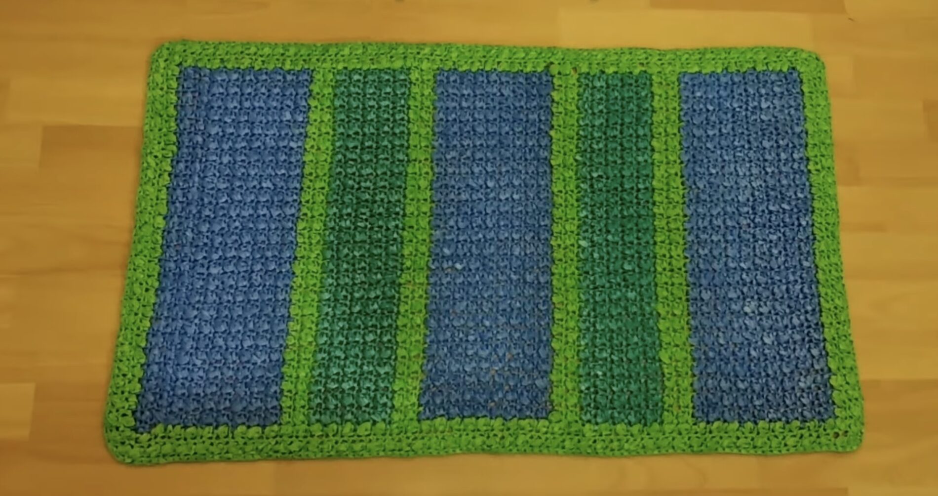 Господині розповіли, як зробити килимок для підлоги власноруч. Фото: YouTube Beauty crochet Ukraine