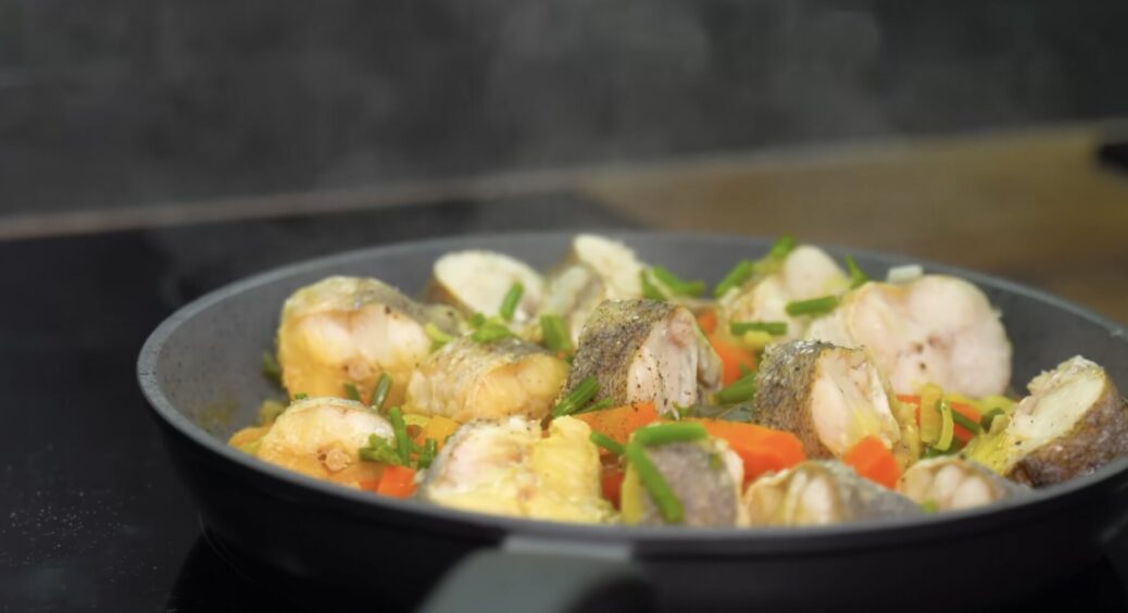 Риба за смаком як мʼясо раків: як приготувати минтай чи хек “по-хитрому” – 1 перевірений рецепт 