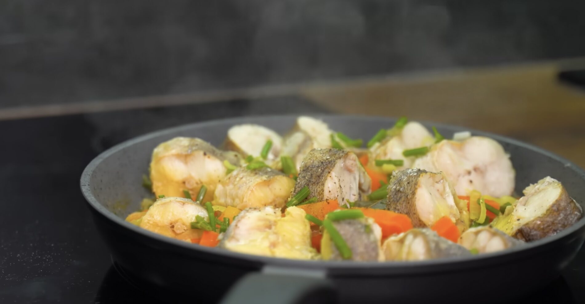 Господині розповіли, як приготувати хек зі смаком раків. Фото: YouTube Alina FooDee