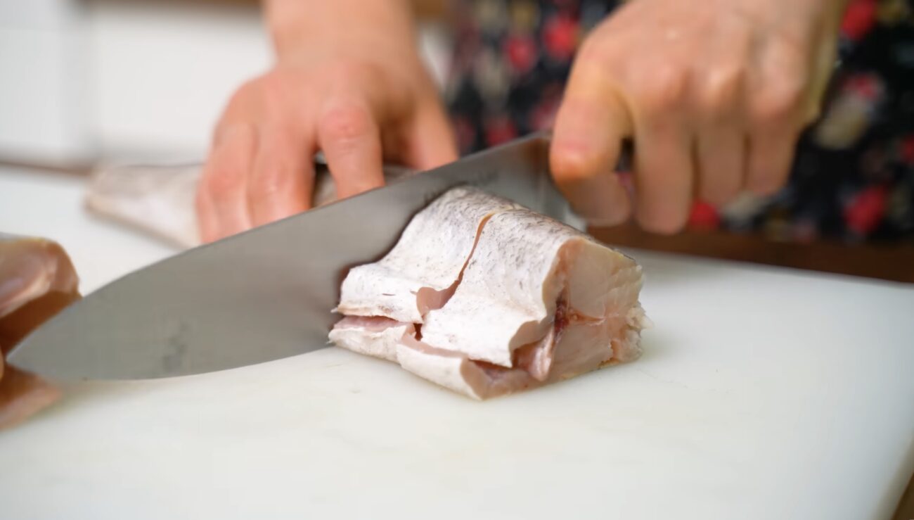 Господині розповіли, як приготувати хек зі смаком раків. Фото: YouTube Alina FooDee