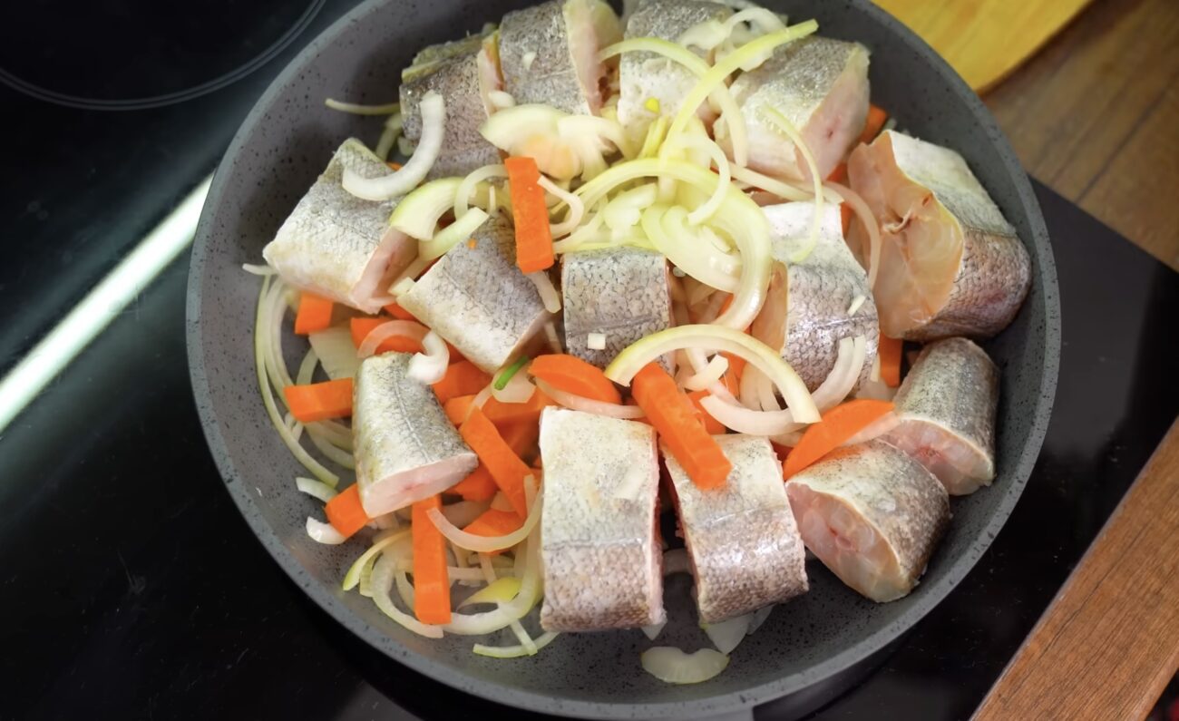 Господині розповіли, як приготувати хек зі смаком раків. Фото: YouTube Alina FooDee 