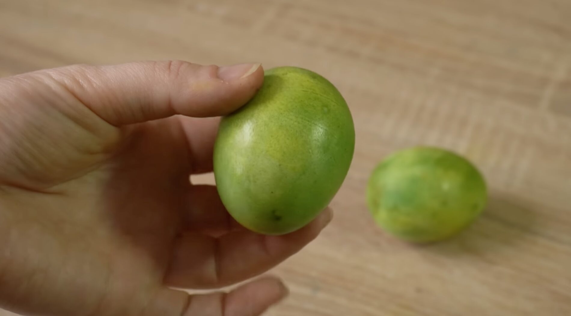 Господині розповіли, як зробити оригінальні зелені крашанки на Великдень. Фото: YouTube Порадники