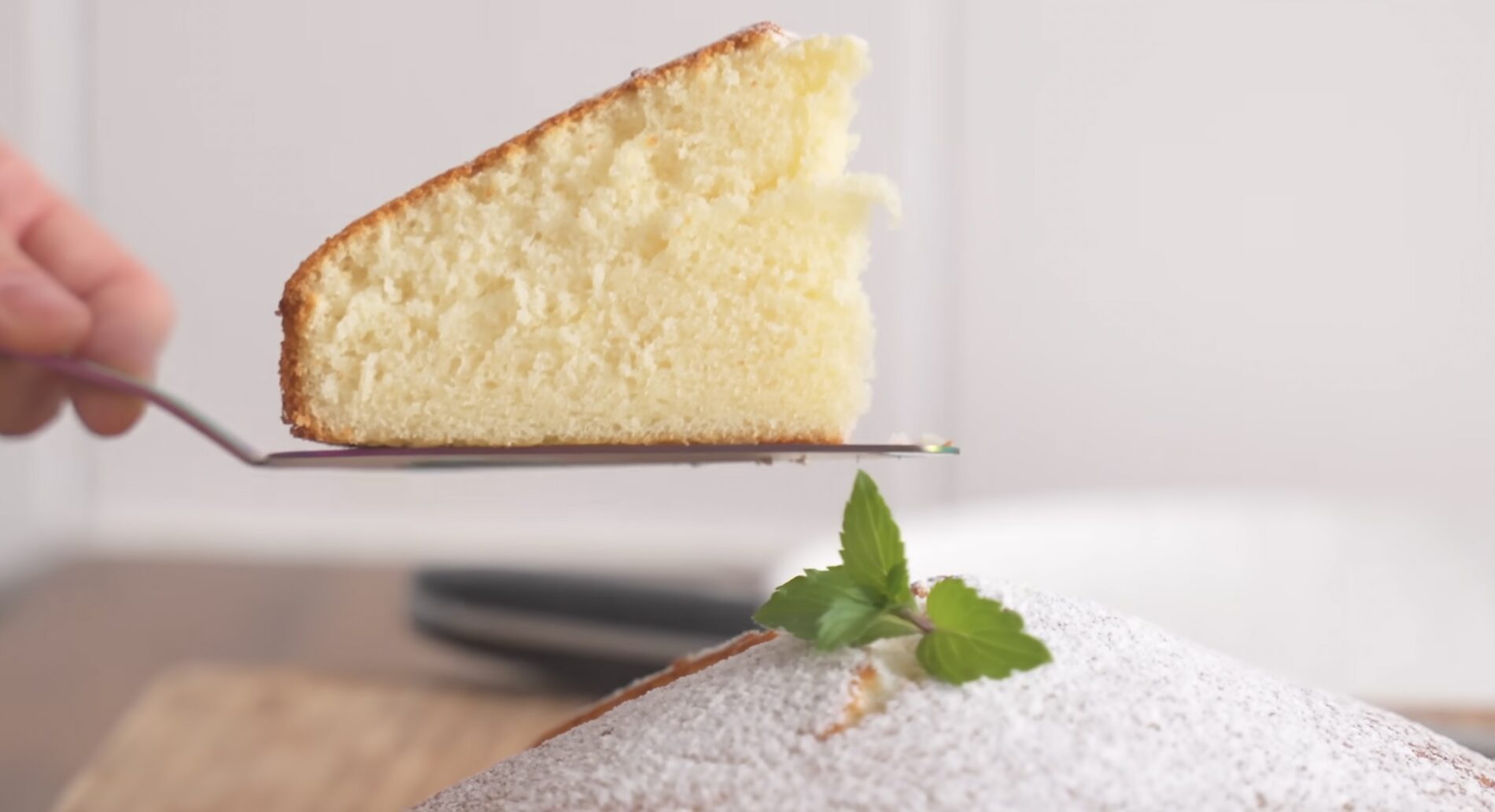 Господині поділилися рецептом ніжного молочного пирога до чаю. Фото: YouTube Alina FooDee