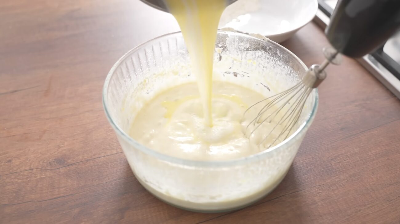 Господині поділилися рецептом ніжного молочного пирога до чаю. Фото: YouTube Alina FooDee