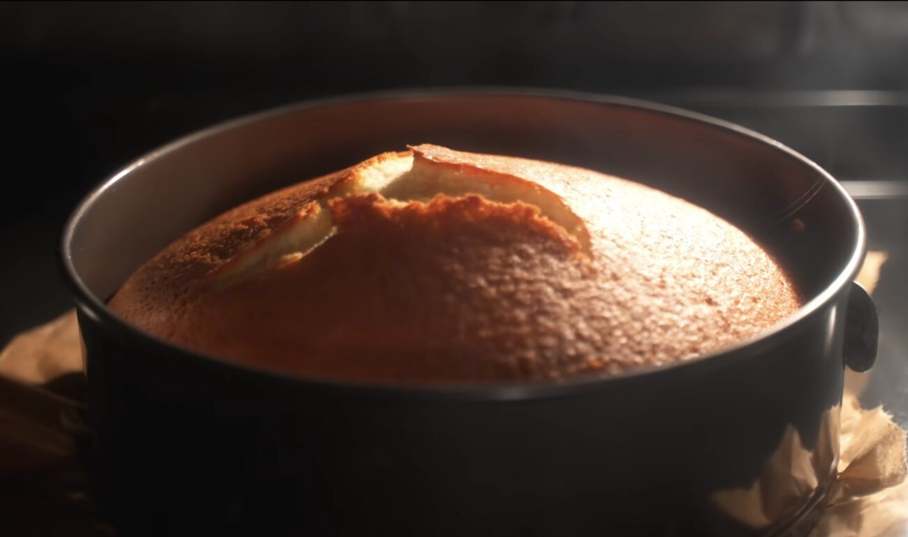 Господині поділилися рецептом ніжного молочного пирога до чаю. Фото: YouTube Alina FooDee 