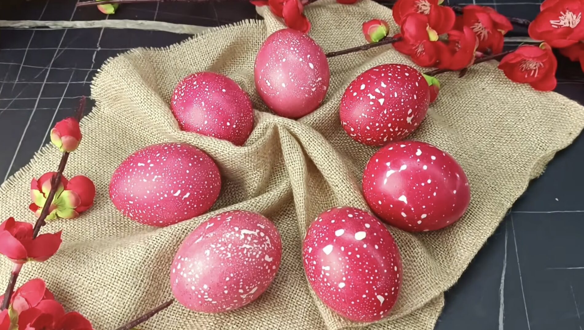 Господині розповіли, як швидко зробити оригінальні крашанки. Фото: YouTube Nekrasovakitchen