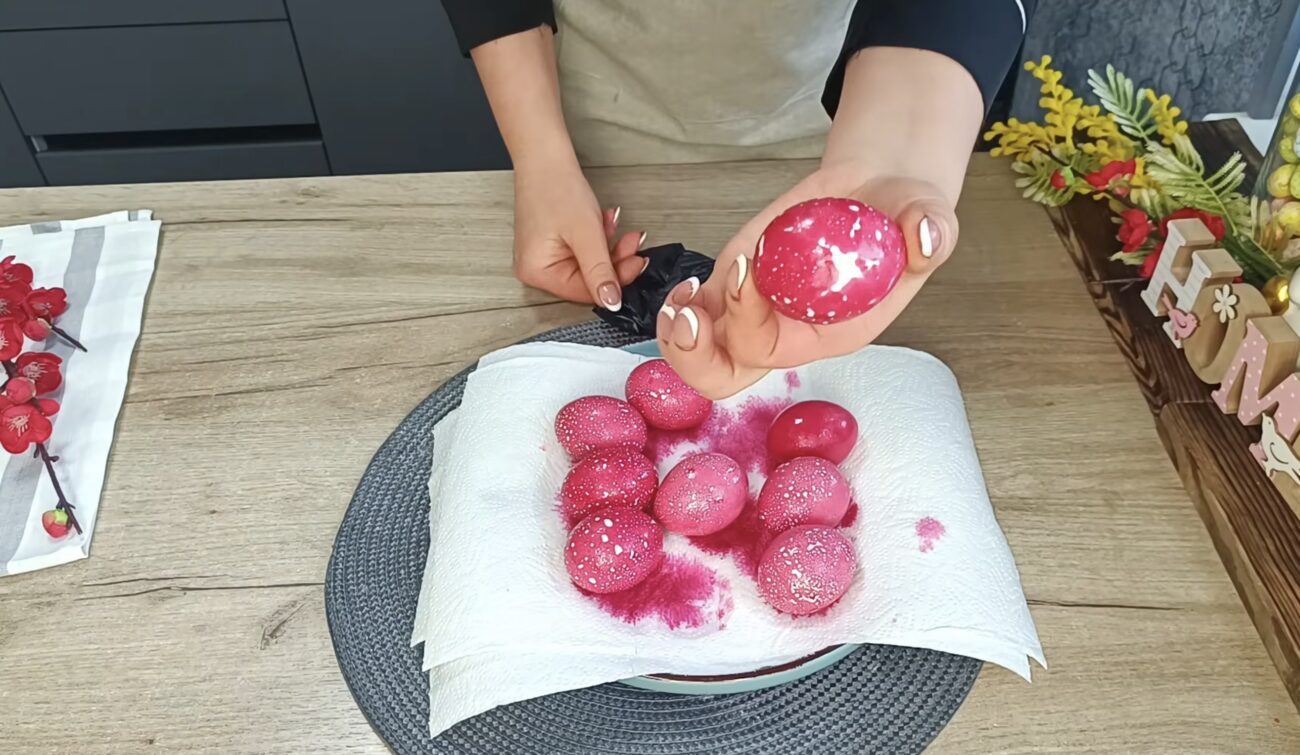 Господині розповіли, як швидко зробити оригінальні крашанки. Фото: YouTube Nekrasovakitchen