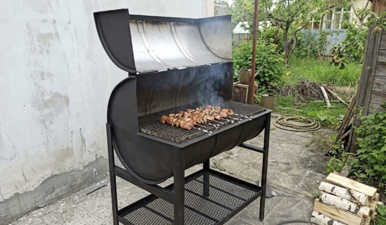 Городники розповіли, як зі старої бочки зробити мангал і клумбу. Фото: Добрі новини