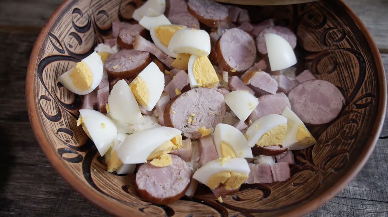 Господині поділилися рецептом страви, яку готують після Великодня. Фото: YouTube НАШІ БЕСАГИ – їжа та рецепти