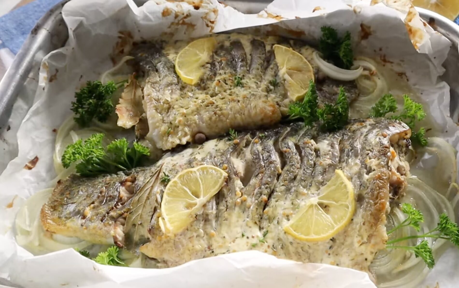 Господині розповіли, як запекти коропа, щоб ніжне мʼясо відходило від кісток. Фото: YouTube Смаколики Юлі