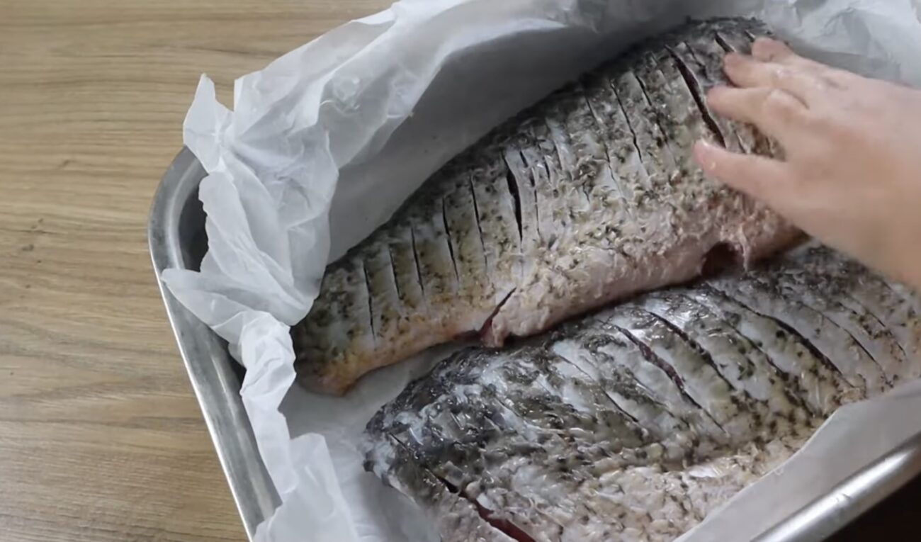 Господині розповіли, як запекти коропа, щоб ніжне мʼясо відходило від кісток. Фото: YouTube Смаколики Юлі