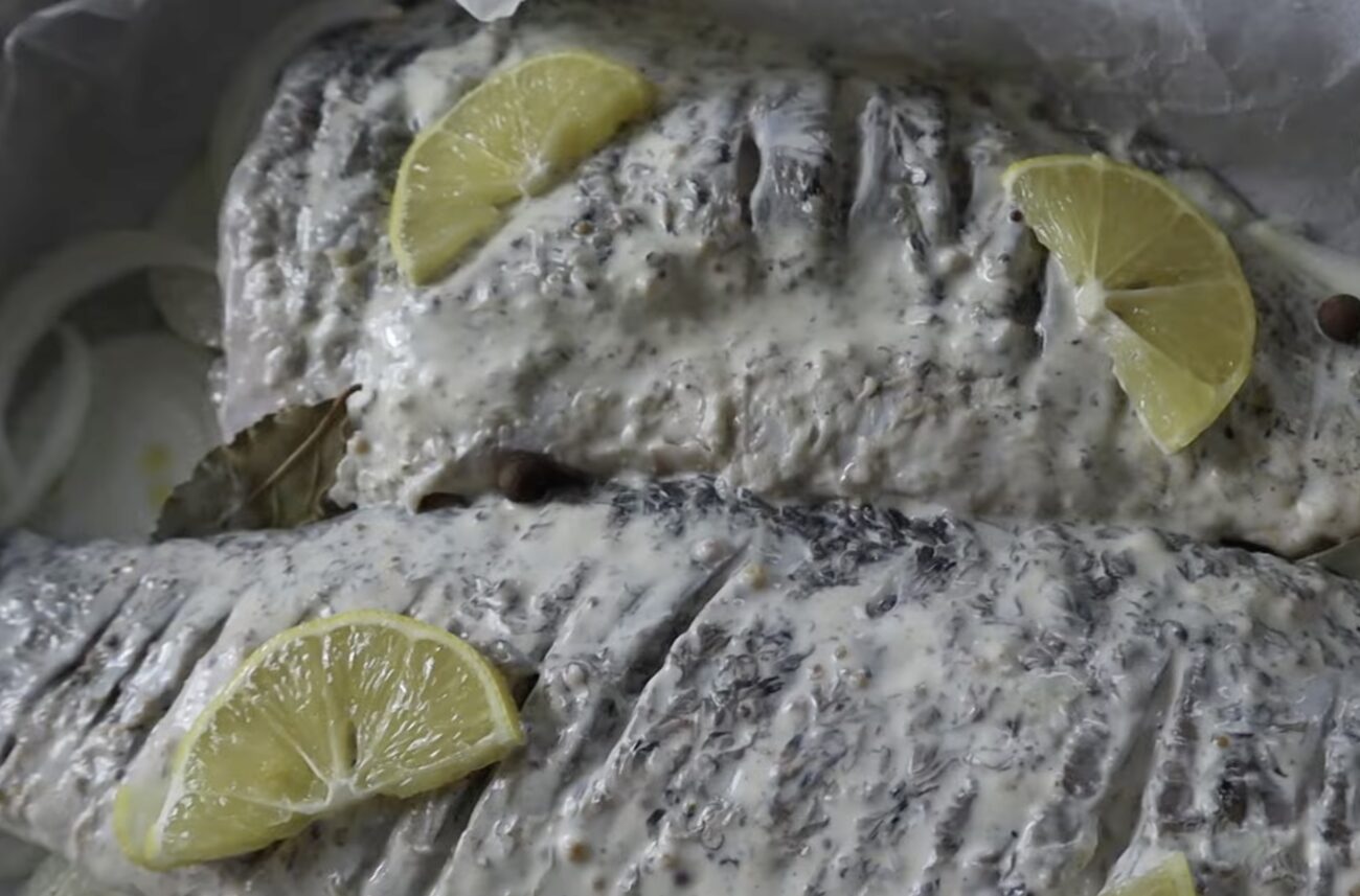 Господині розповіли, як запекти коропа, щоб ніжне мʼясо відходило від кісток. Фото: YouTube Смаколики Юлі 