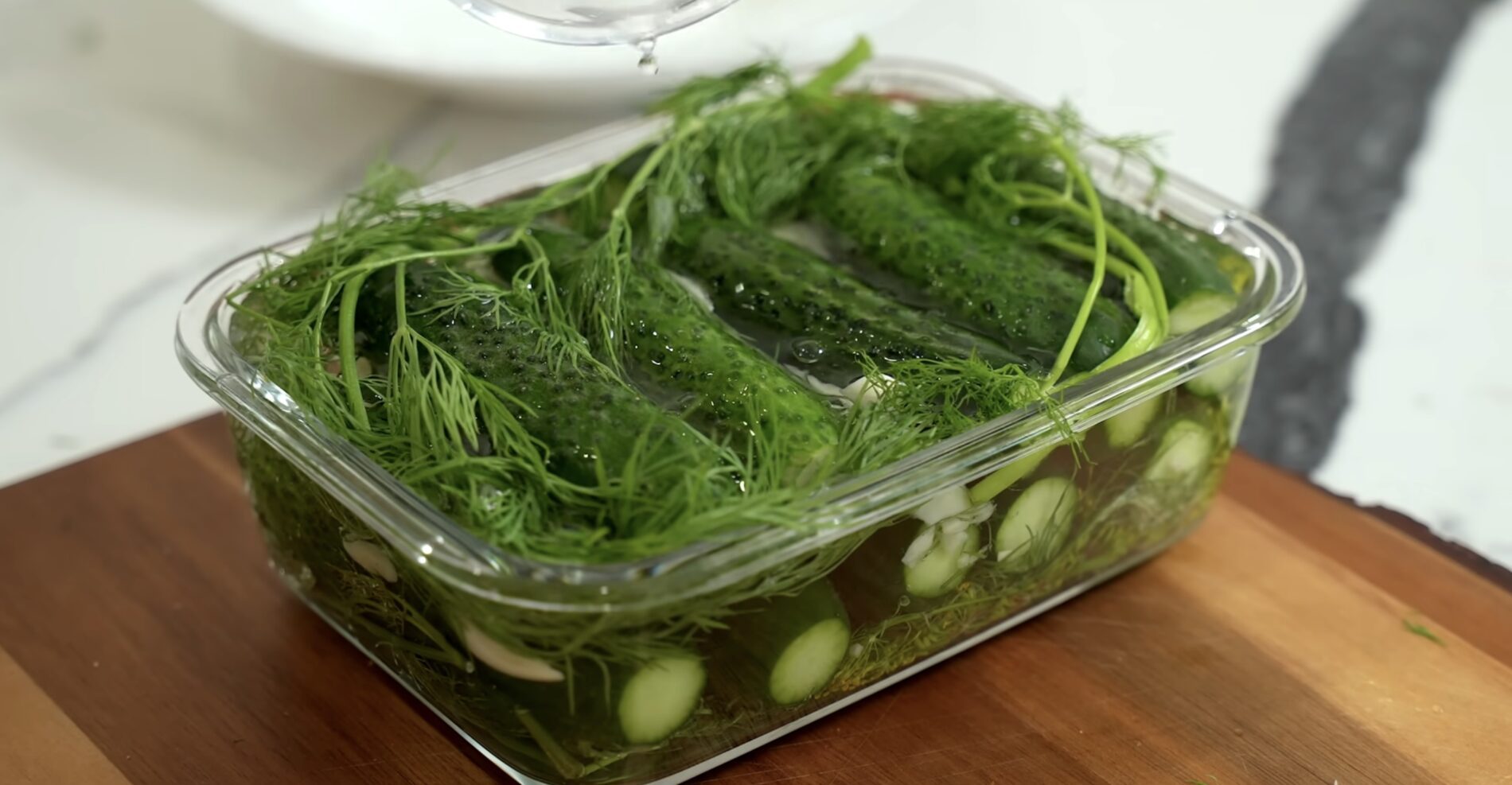 Господині поділилися рецептом смачних малосольних огірків. Фото: YouTube Alina FooDee