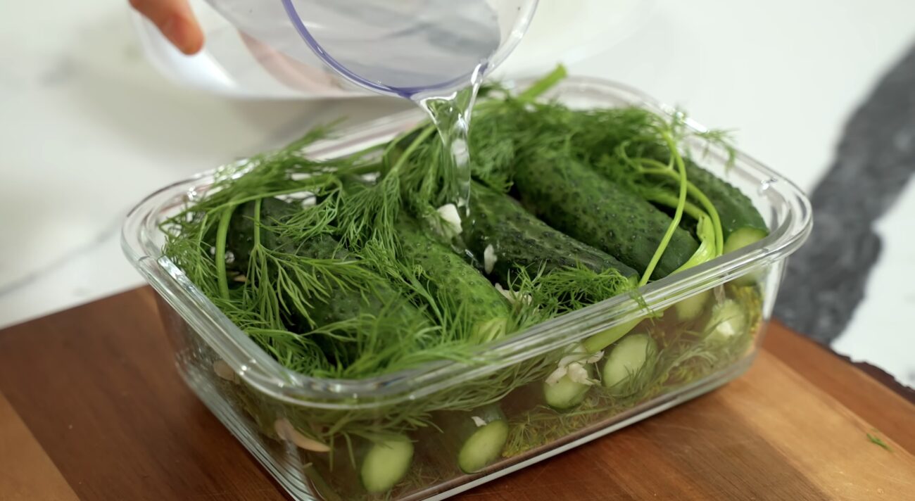 Господині поділилися рецептом смачних малосольних огірків. Фото: YouTube Alina FooDee