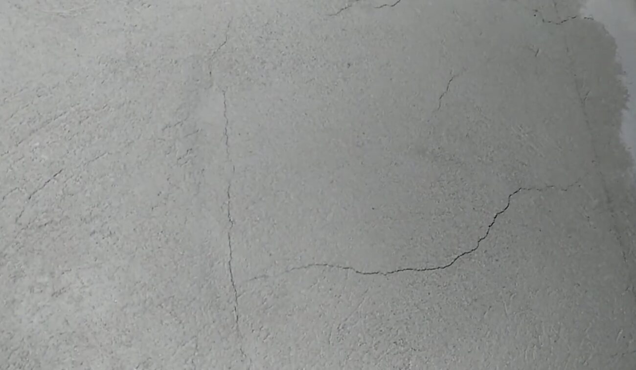 Експерти розповіли, як прибрати тріщини в стіні самостійно. Фото: YouTube Ремонт Петрович