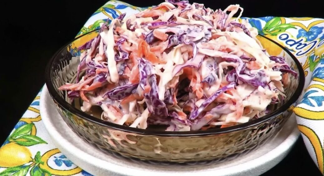 Готую трендовий салат “Коул Слоу” з капусти за 3 копійки: чоловік в ауті, а син перестав ходити в бургерну 