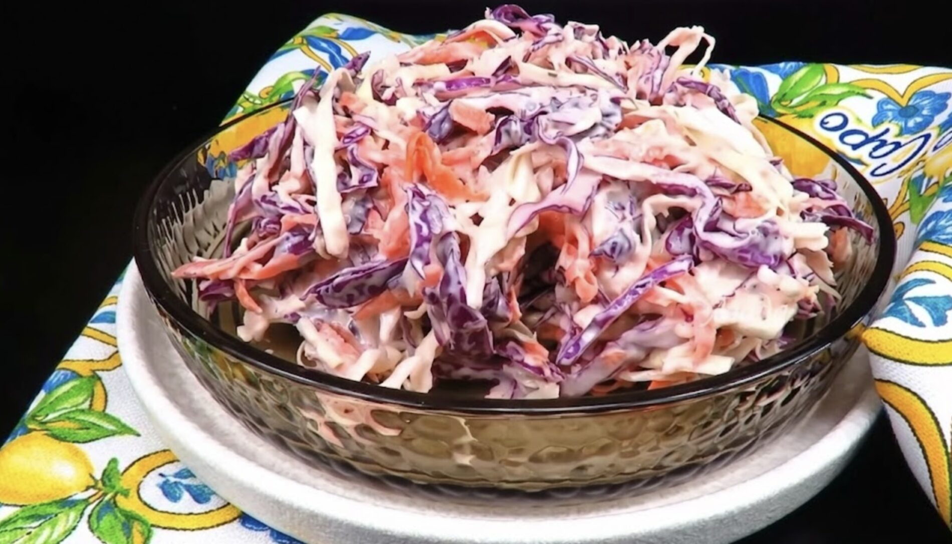 Господині поділилися рецептом популярного салату з капусти. Фото: YouTube LudaEasyCook