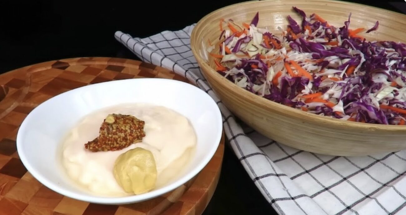 Господині поділилися рецептом популярного салату з капусти. Фото: YouTube LudaEasyCook