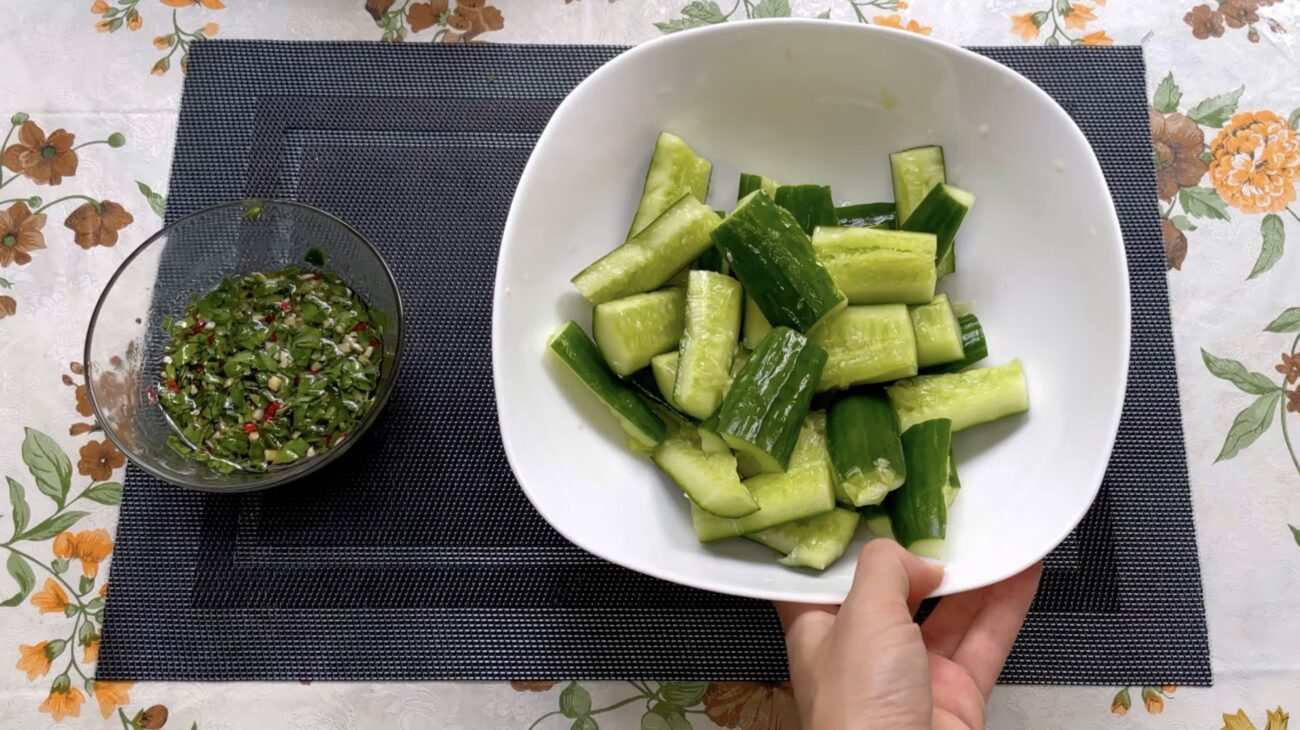 Господині поділилися рецептом пікантних битих огірків. Фото: YouTube Марі готує 