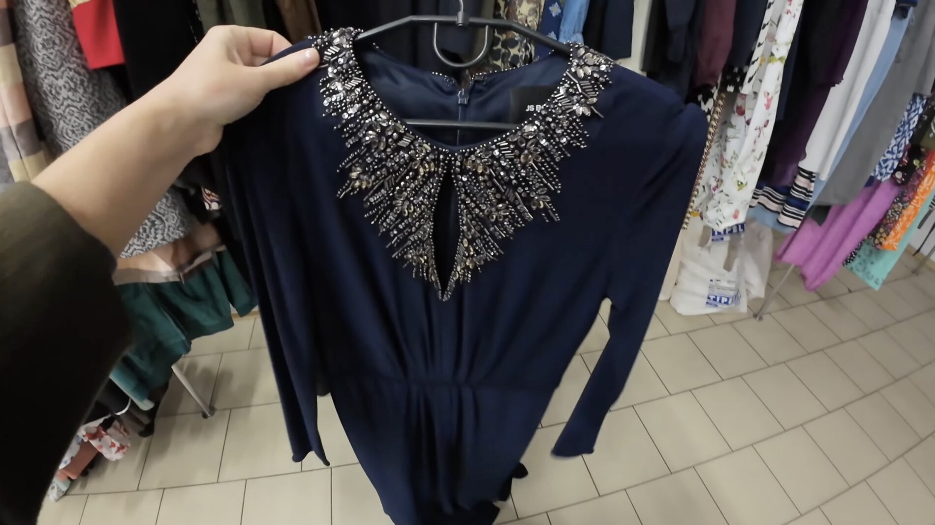 Господині розповіли, як знайти якісні речі у секонд-хенді. Фото: YouTube Second Fashion UA