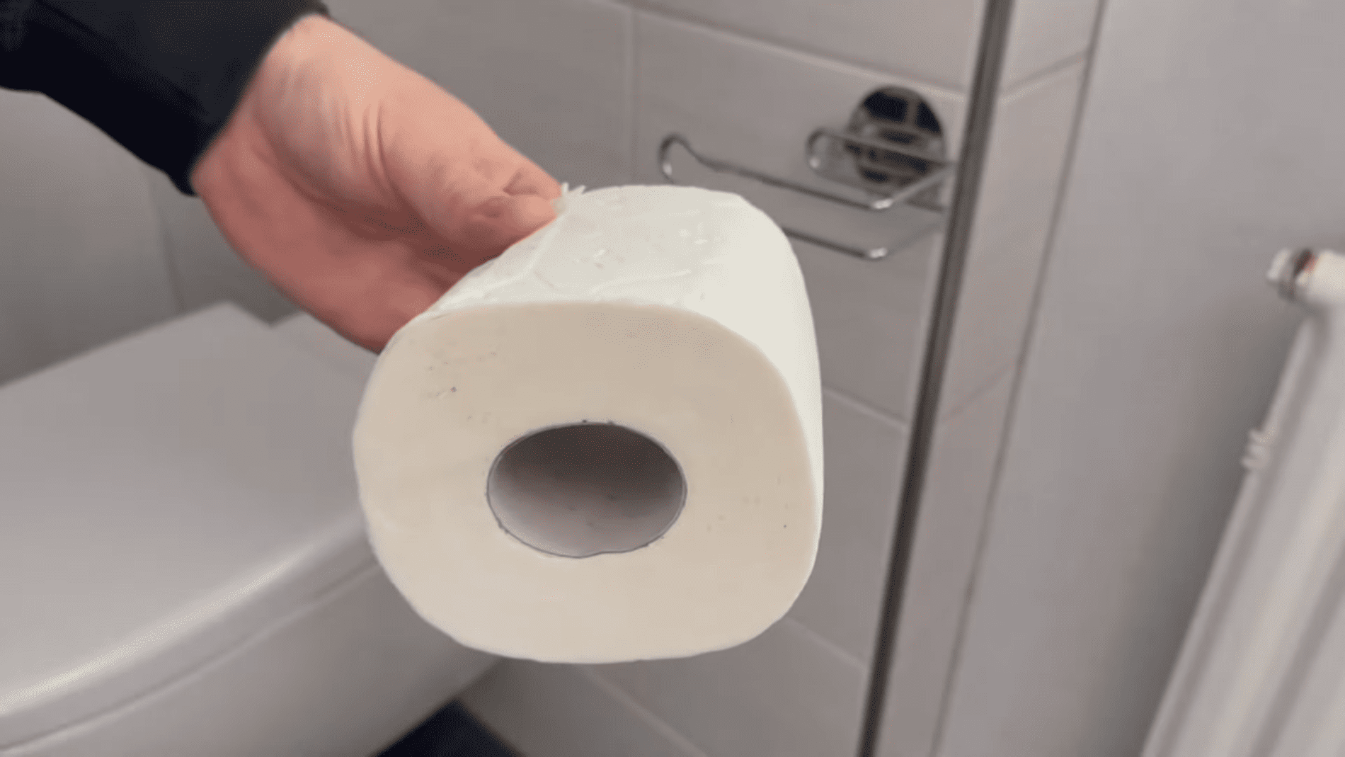 Експерти розповіли, як зробити освіжувач з туалетного паперу. Фото: YouTube/Smart Fox