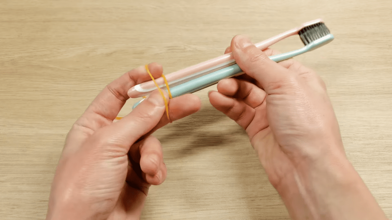 Експерти розповіли, як використати старі зубні щітки з користю. Фото: YouTube/Mr.Smart