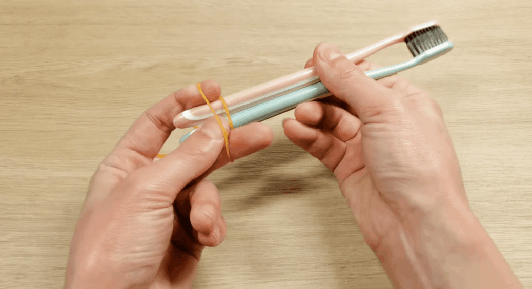 З’єдную 2 зубні щітки гумкою – і за 5 хвилин чищу весь бруд у важких місцях: сусіди тепер просять цей секрет 