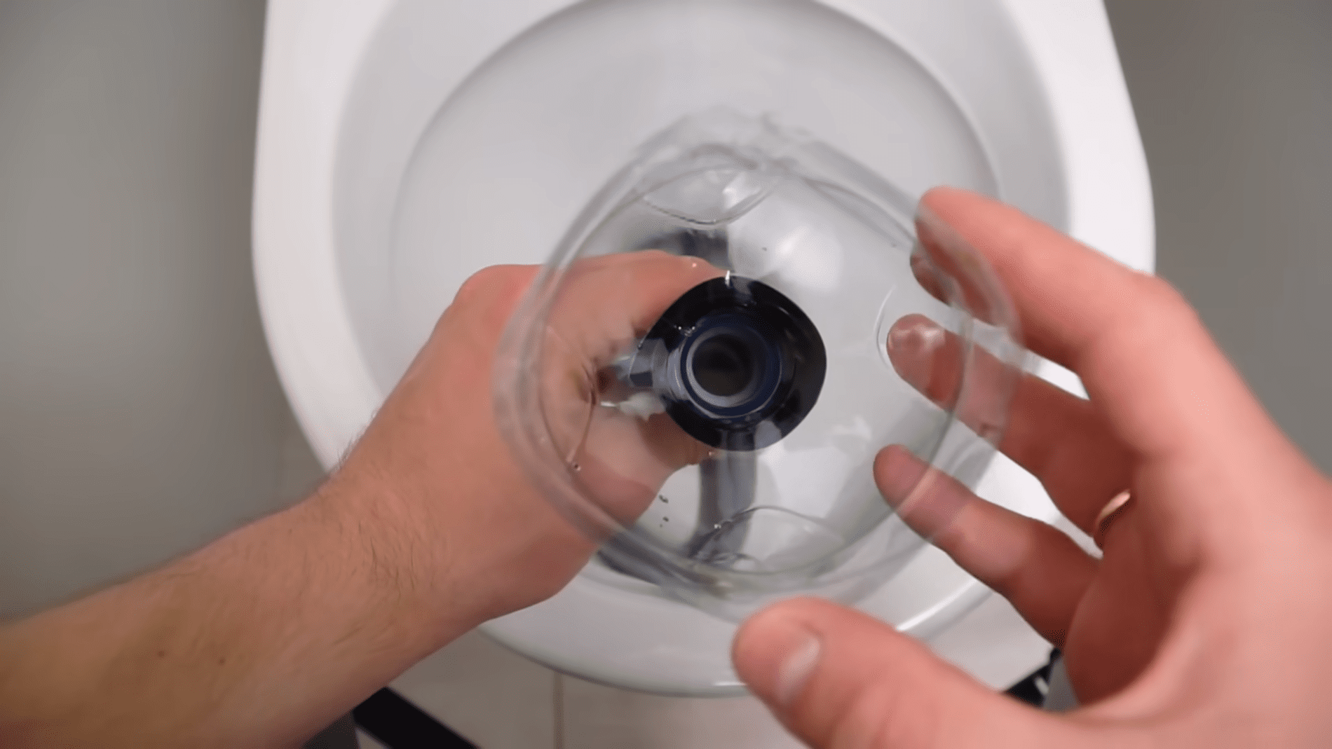 Сантехніки розповіли, як прочистити засмічення в унітазі та позбутися запахів. Фото: YouTube/come cucinare