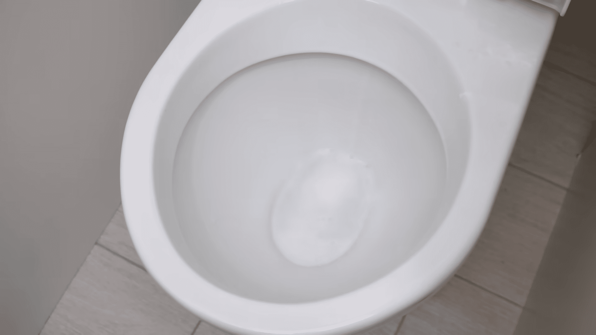 Сантехніки розповіли, як прочистити засмічення в унітазі та позбутися запахів. Фото: YouTube/come cucinare