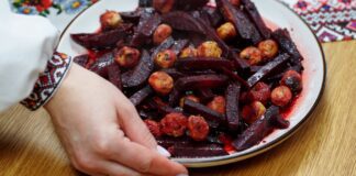 Кулінари розповіли, як приготувати у духовці м'ясні кульки з буряком. Фото: YouTube КАРПАТСЬКІ ШКВАРКИ