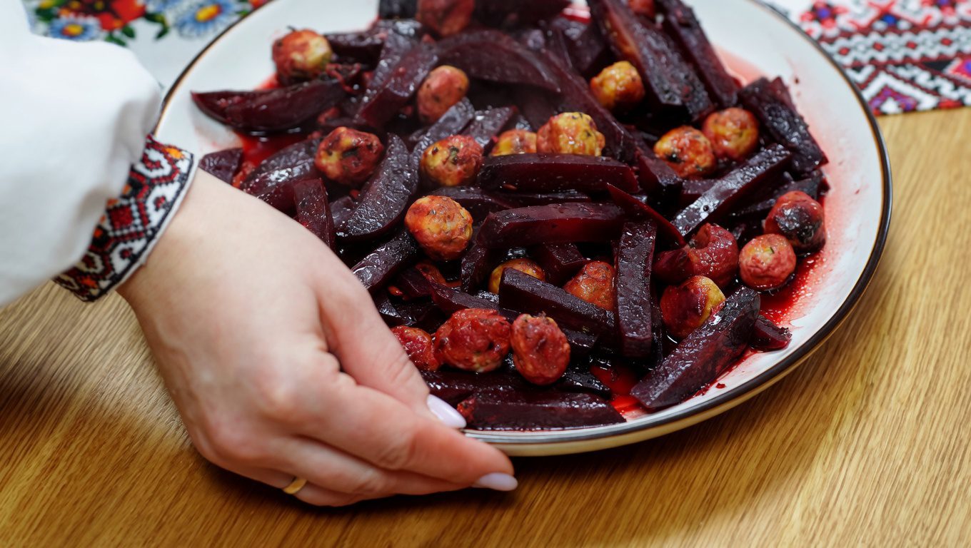 Кулінари розповіли, як приготувати у духовці м'ясні кульки з буряком. Фото: YouTube КАРПАТСЬКІ ШКВАРКИ