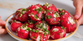 Кулінари поділилися простим рецептом смачної квашеної редиски. Фото: YouTube Alina FooDee