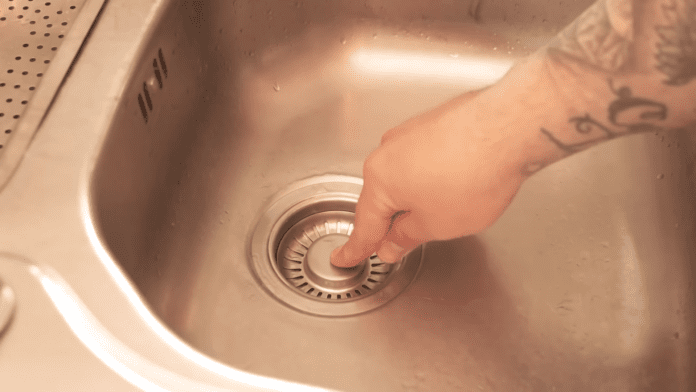 Сантехніки розповіли, як прочистити засмічений злив у домашніх умовах. Фото: YouTube/Smart Fox